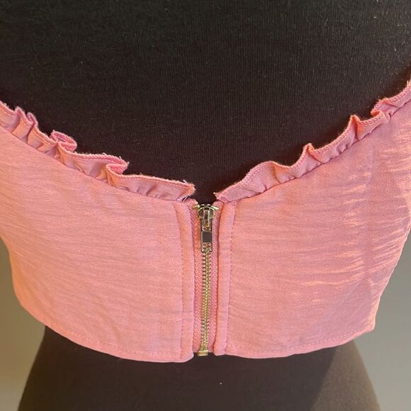 Glamaker pink 2-piece “jumpsuit”. Wide leg high split pants. Draped ruffle top. - Picture 7 of 9